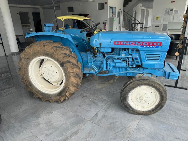 TRATOR HINOMOTO